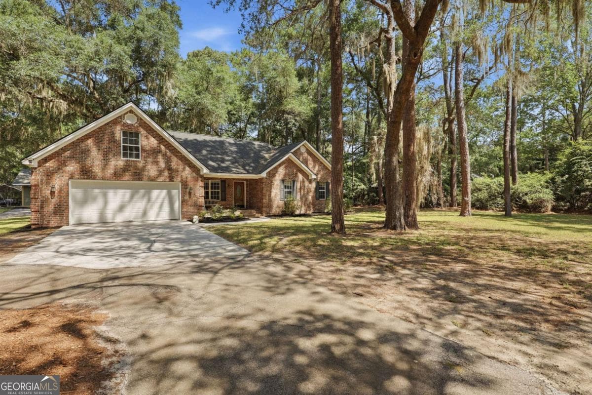 3 bedroom, 2 bathroom single family residence sold at 1002 Belle Island Road, Richmond Hill, GA 31324