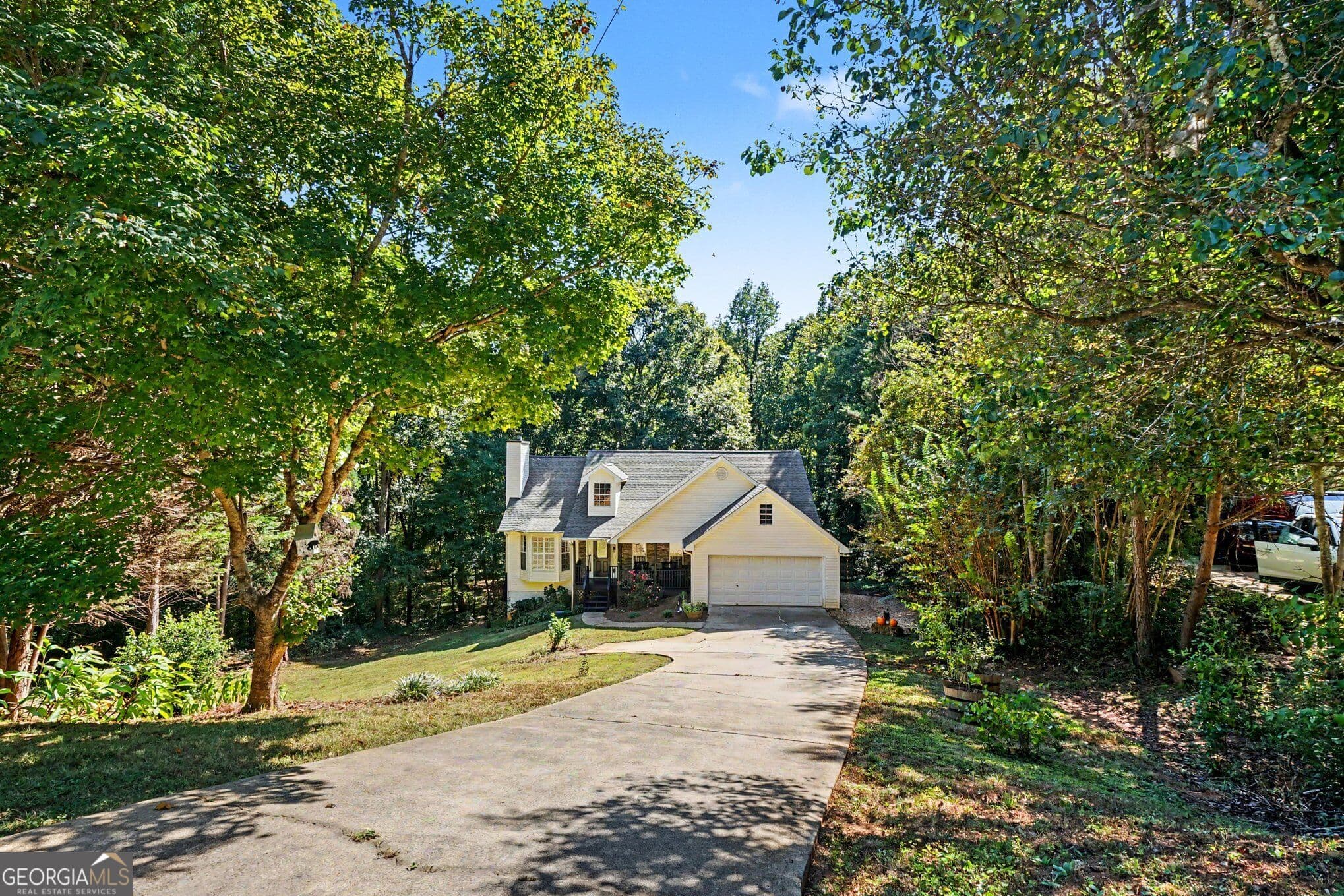 5 bedroom, 3 bathroom, 3,083 sq ft single family residence for sale at 6338 Clearbrook Drive, Flowery Branch, GA 30542 — photo 2