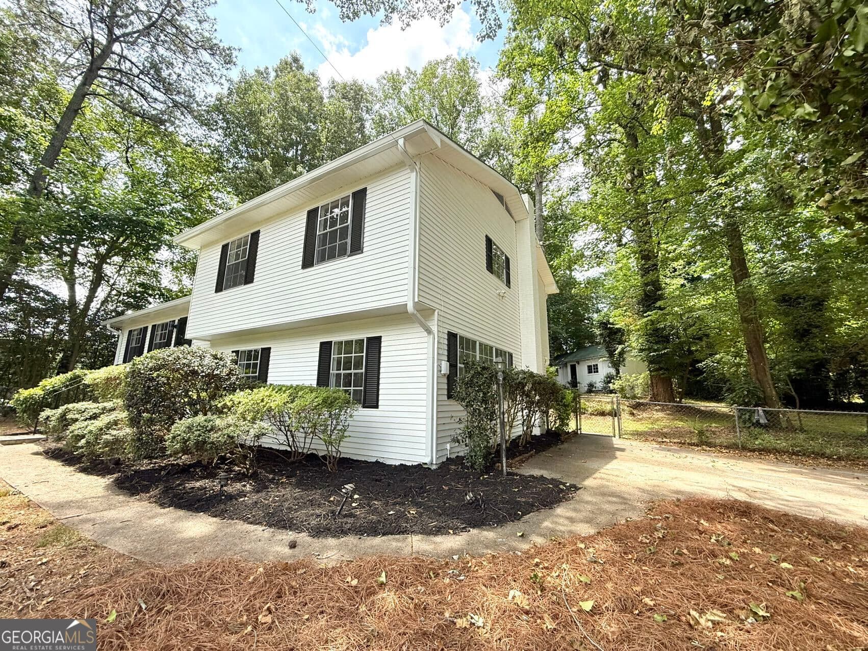 4 bedroom, 2 bathroom, 1,752 sq ft single family residence for sale at 3681 Lavilla Drive, Powder Springs, GA 30127 — photo 2