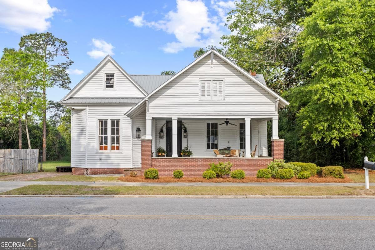 5 bedroom, 2.5 bathroom, 3,000 sq ft single family residence for sale at 427 Harvey Street, Millen, GA 30442 — photo 3