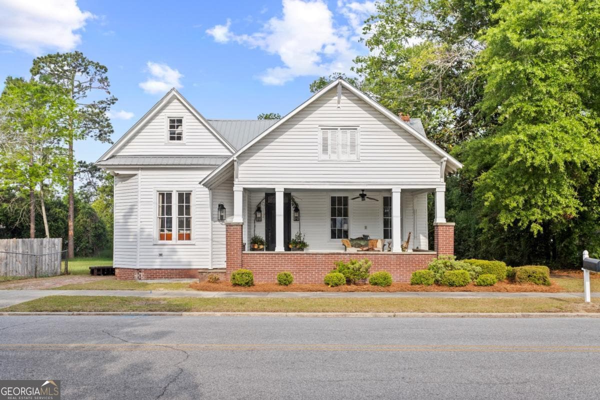5 bedroom, 2.5 bathroom, 3,000 sq ft single family residence for sale at 427 Harvey Street, Millen, GA 30442
