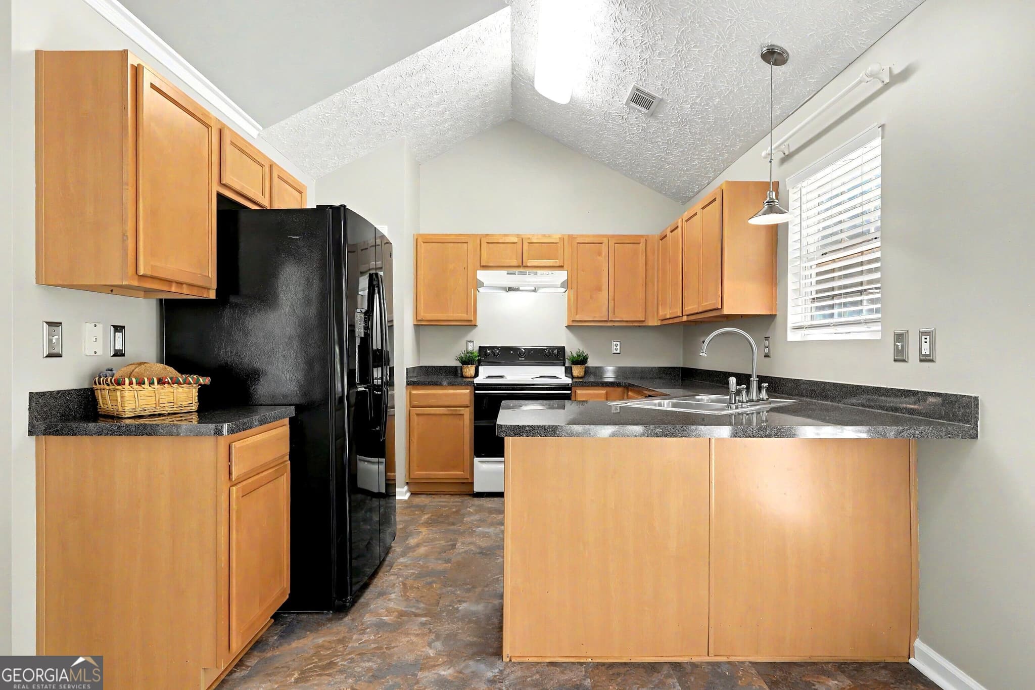 3 bedroom, 2 bathroom, 1,174 sq ft single family residence for sale at 33 Tanager Court, Monticello, GA 31064 — photo 3