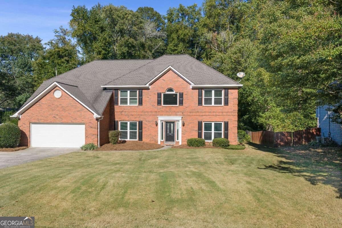 5 bedroom, 3.5 bathroom, 3,455 sq ft single family residence for sale at 990 Allenbrook Lane, Roswell, GA 30075 — photo 2