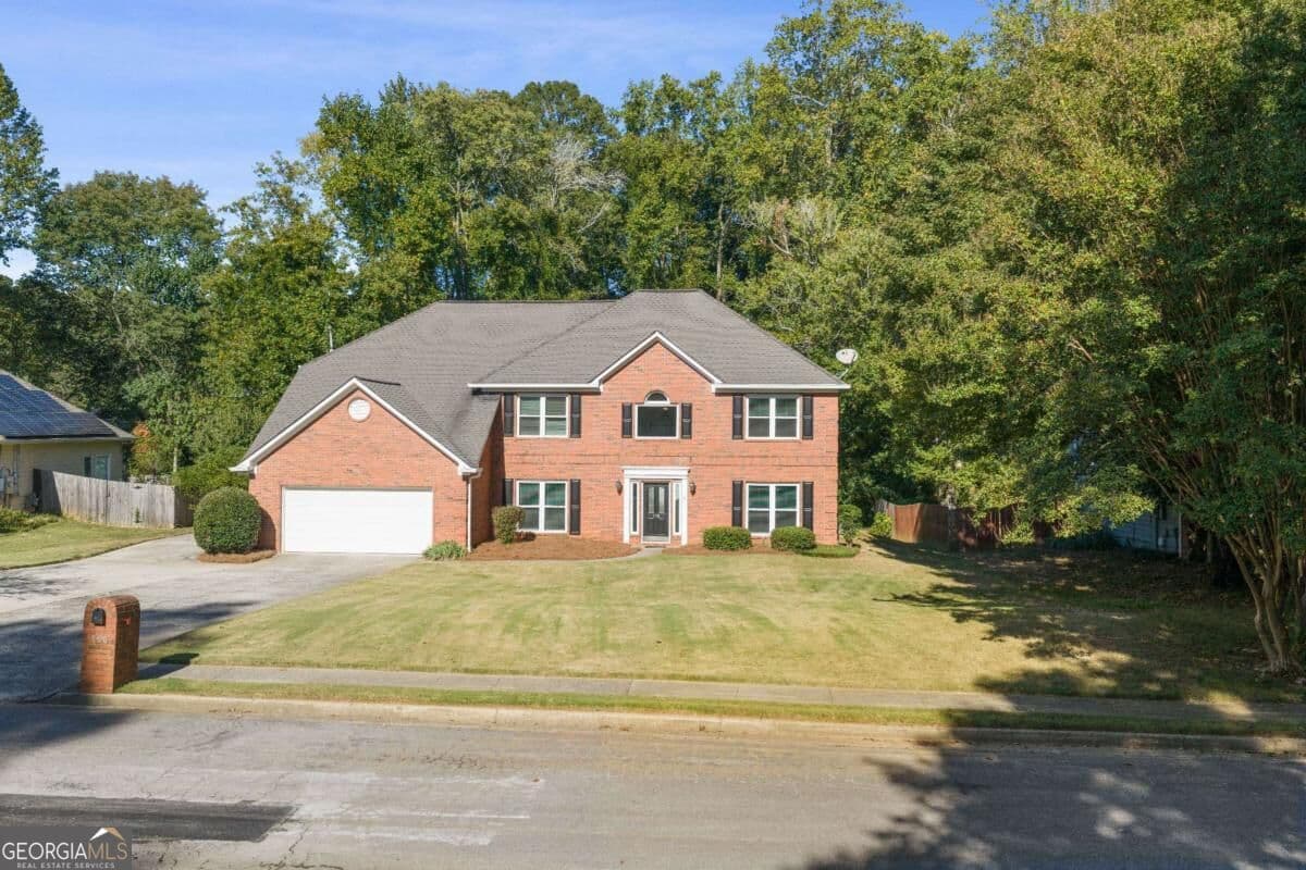 5 bedroom, 3.5 bathroom, 3,455 sq ft single family residence for sale at 990 Allenbrook Lane, Roswell, GA 30075 — photo 3