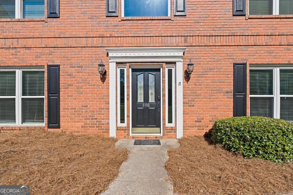 5 bedroom, 3.5 bathroom, 3,455 sq ft single family residence for sale at 990 Allenbrook Lane, Roswell, GA 30075 — photo 4