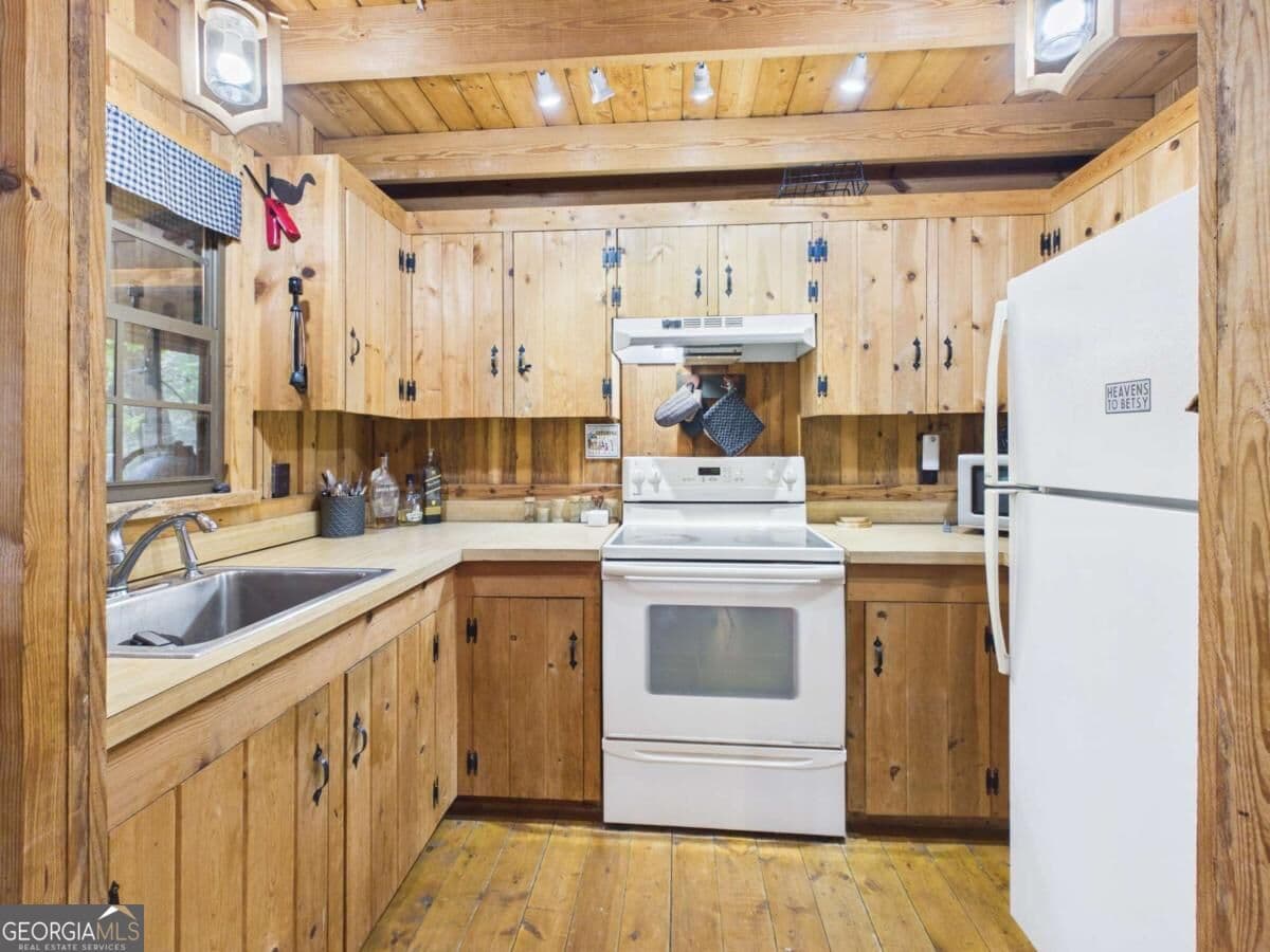2 bedroom, 2 bathroom, 956 sq ft cabin,single family residence for sale at 508 Tame Turkey Road, Lakemont, GA 30552 — photo 7