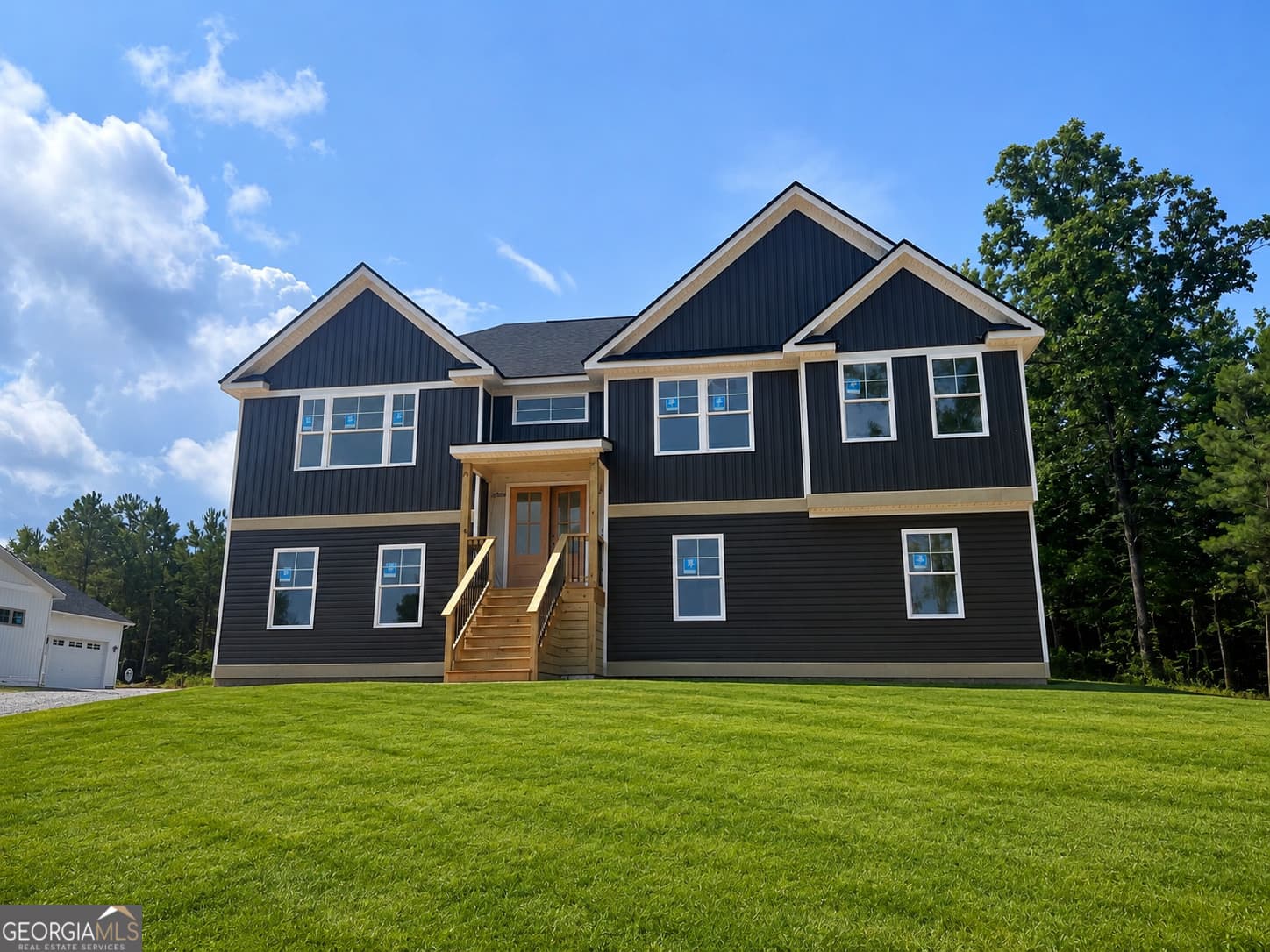 4 bedroom, 3 bathroom, 2,600 sq ft single family residence for sale at 330 W. Lakeview Drive, Milledgeville, GA 31061 — photo 2