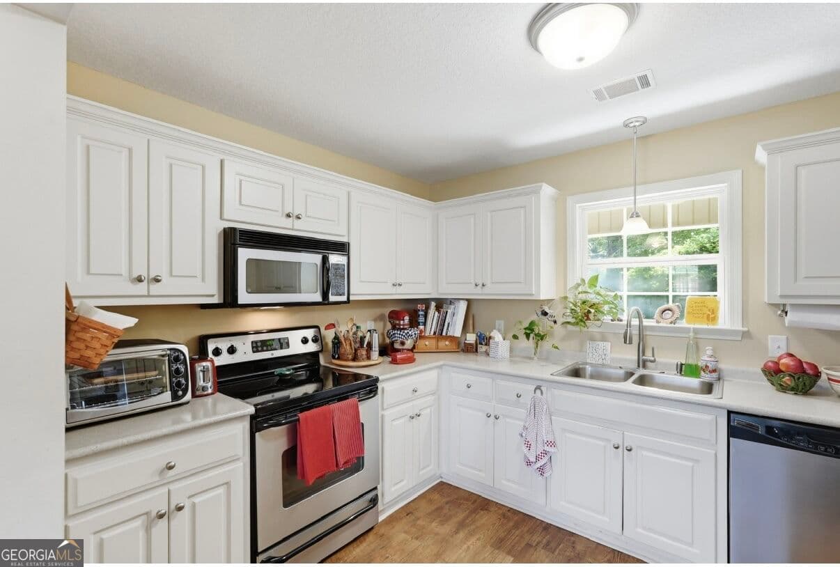 3 bedroom, 2 bathroom, 1,534 sq ft single family residence for sale at 815 Maple Drive, Statesboro, GA 30461 — photo 8