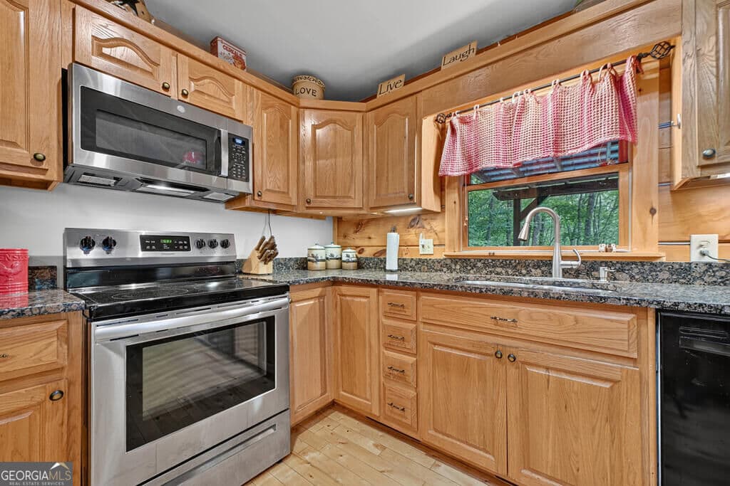 3 bedroom, 3 bathroom, 2,660 sq ft cabin,single family residence for sale at 466 Hoot Owl Hill, Morganton, GA 30560 — photo 6