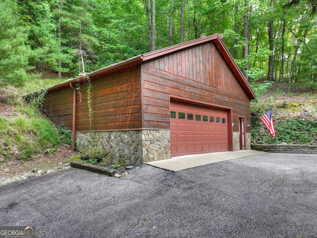 3 bedroom, 3 bathroom, 2,660 sq ft cabin,single family residence for sale at 466 Hoot Owl Hill, Morganton, GA 30560 — photo 5