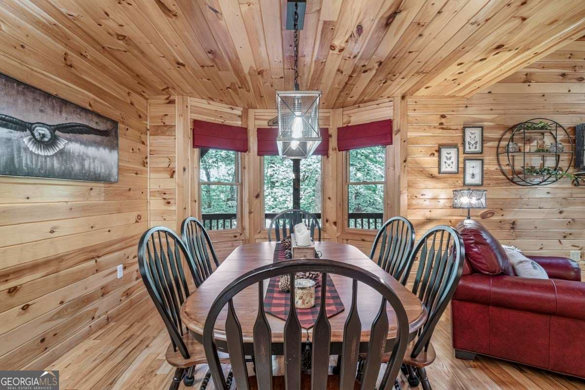 3 bedroom, 3 bathroom, 2,352 sq ft single family residence for sale at 115 Lakota Trail, Blue Ridge, GA 30513 — photo 7