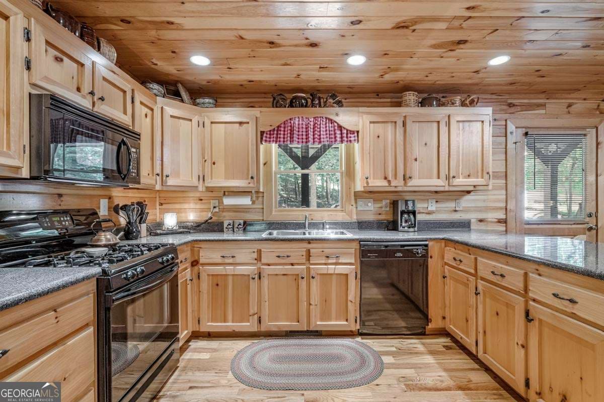 3 bedroom, 3 bathroom, 2,352 sq ft single family residence for sale at 115 Lakota Trail, Blue Ridge, GA 30513 — photo 9