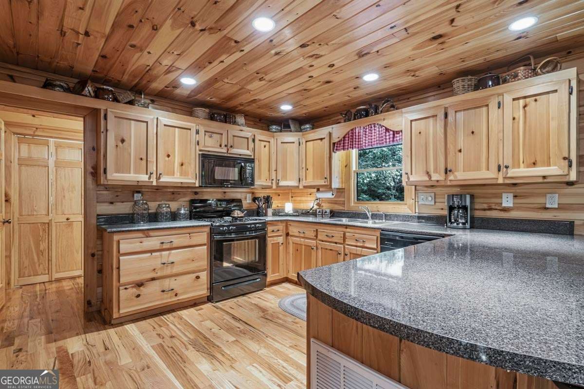 3 bedroom, 3 bathroom, 2,352 sq ft single family residence for sale at 115 Lakota Trail, Blue Ridge, GA 30513 — photo 10
