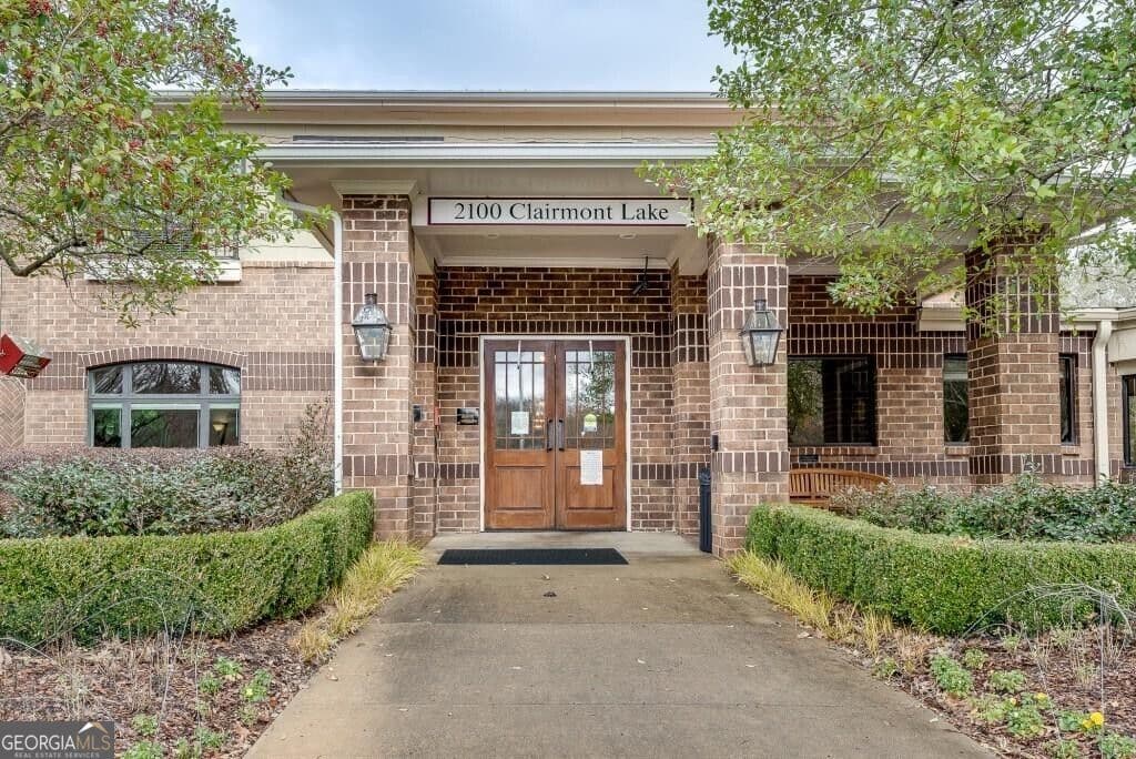 1 bedroom, 1 bathroom, 872 sq ft condominium for sale at 1800 Clairmont Lake A623, Decatur, GA 30033 — photo 3