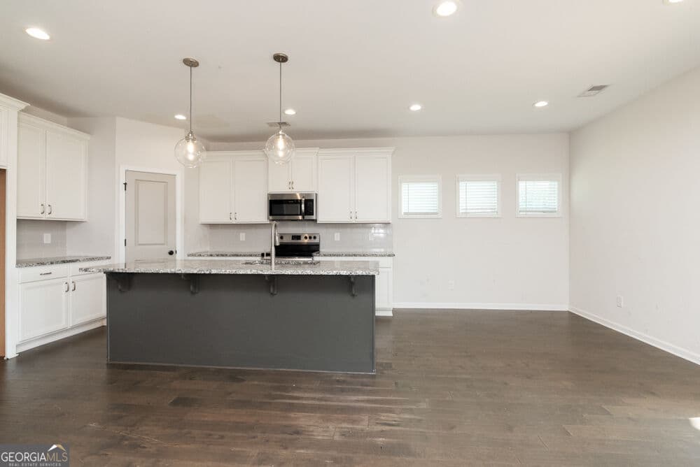 5 bedroom, 3 bathroom, 2,655 sq ft single family residence for sale at 325 Pearl Moss Lane, Kathleen, GA 31047 — photo 7