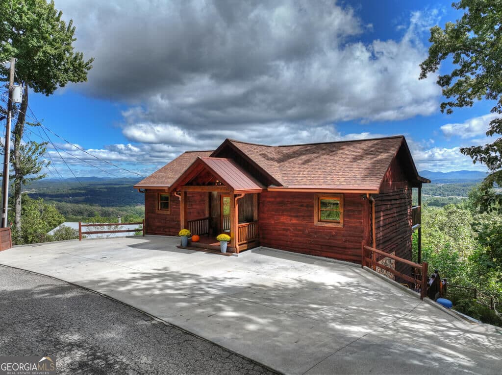 3 bedroom, 3 bathroom, 2,016 sq ft cabin,single family residence for sale at 411 Highland Circle, Blue Ridge, GA 30513 — photo 7