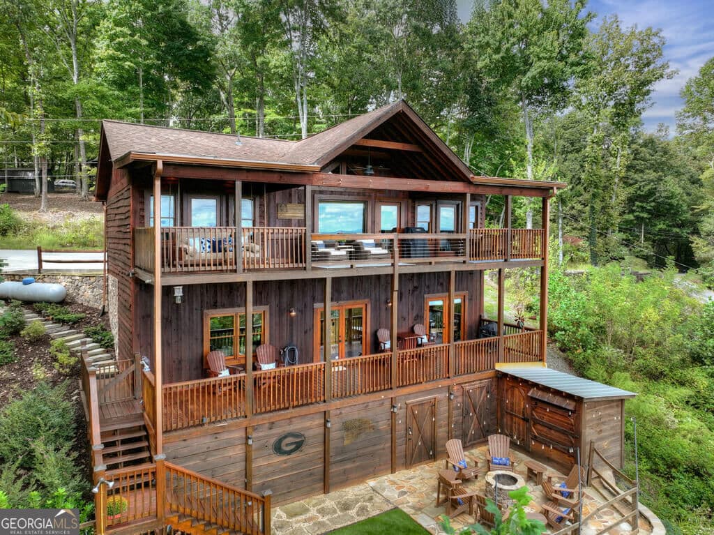 3 bedroom, 3 bathroom, 2,016 sq ft cabin,single family residence for sale at 411 Highland Circle, Blue Ridge, GA 30513 — photo 5