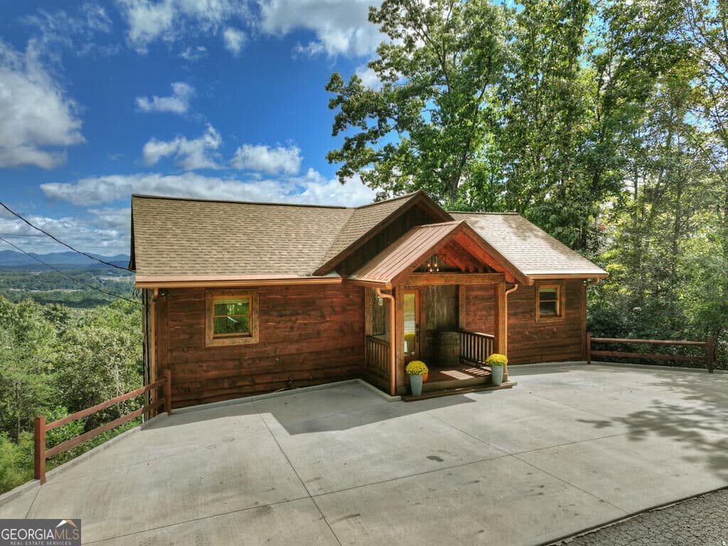 3 bedroom, 3 bathroom, 2,016 sq ft cabin,single family residence for sale at 411 Highland Circle, Blue Ridge, GA 30513 — photo 9