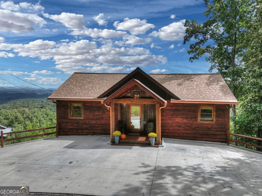 3 bedroom, 3 bathroom, 2,016 sq ft cabin,single family residence for sale at 411 Highland Circle, Blue Ridge, GA 30513 — photo 8