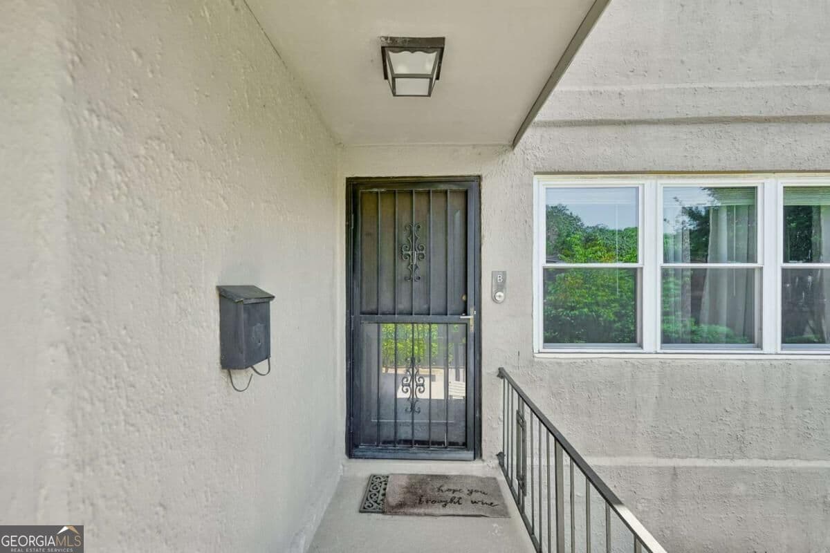 2 bedroom, 1.5 bathroom, 1,168 sq ft single family residence for sale at 284 Lakemoore Drive B, Atlanta, GA 30342 — photo 2