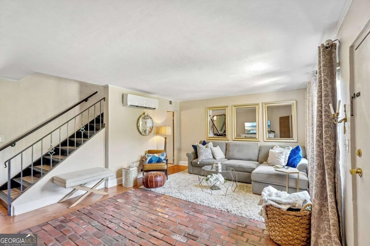 2 bedroom, 1.5 bathroom, 1,168 sq ft single family residence for sale at 284 Lakemoore Drive B, Atlanta, GA 30342 — photo 3