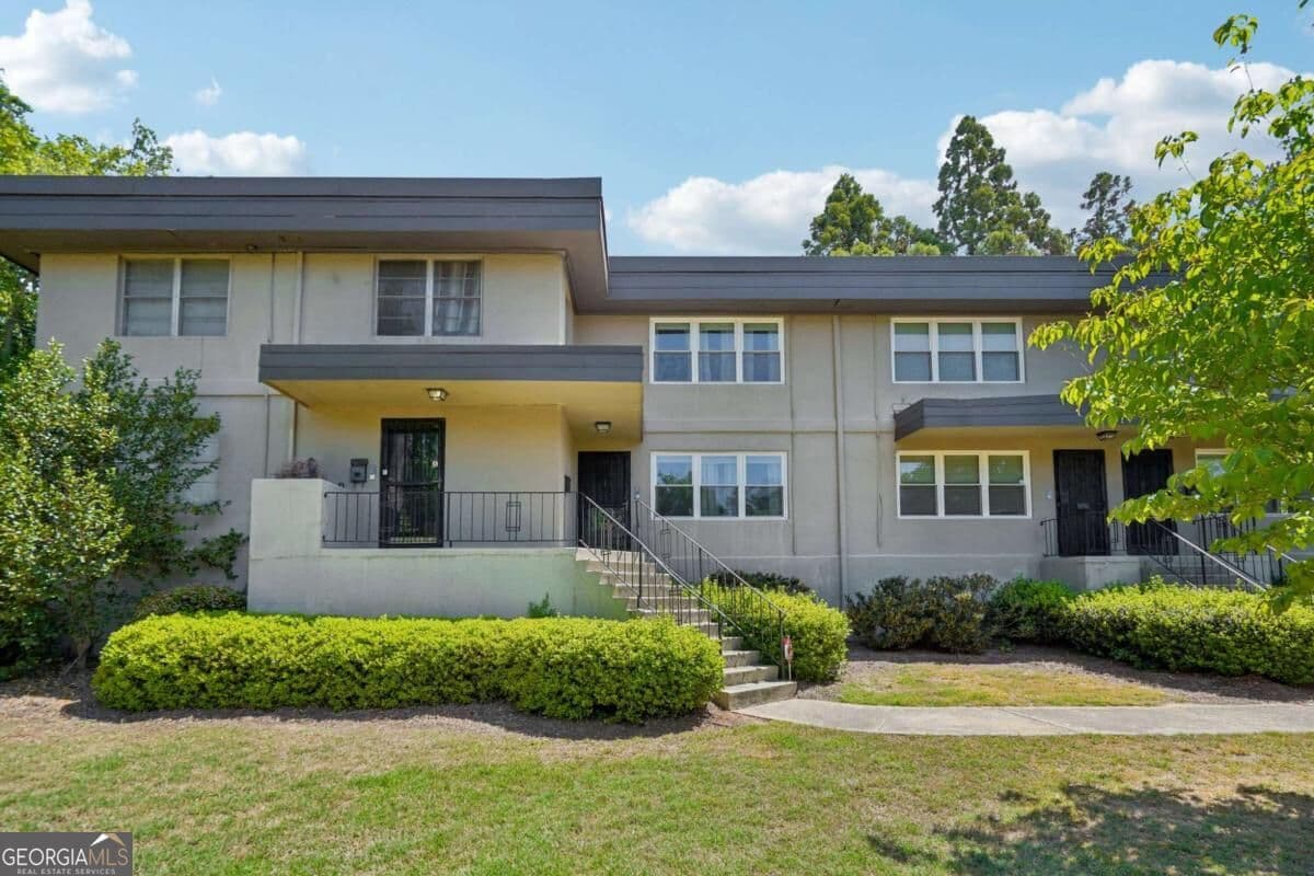 2 bedroom, 1.5 bathroom, 1,168 sq ft single family residence for sale at 284 Lakemoore Drive B, Atlanta, GA 30342 — photo 1 of 18