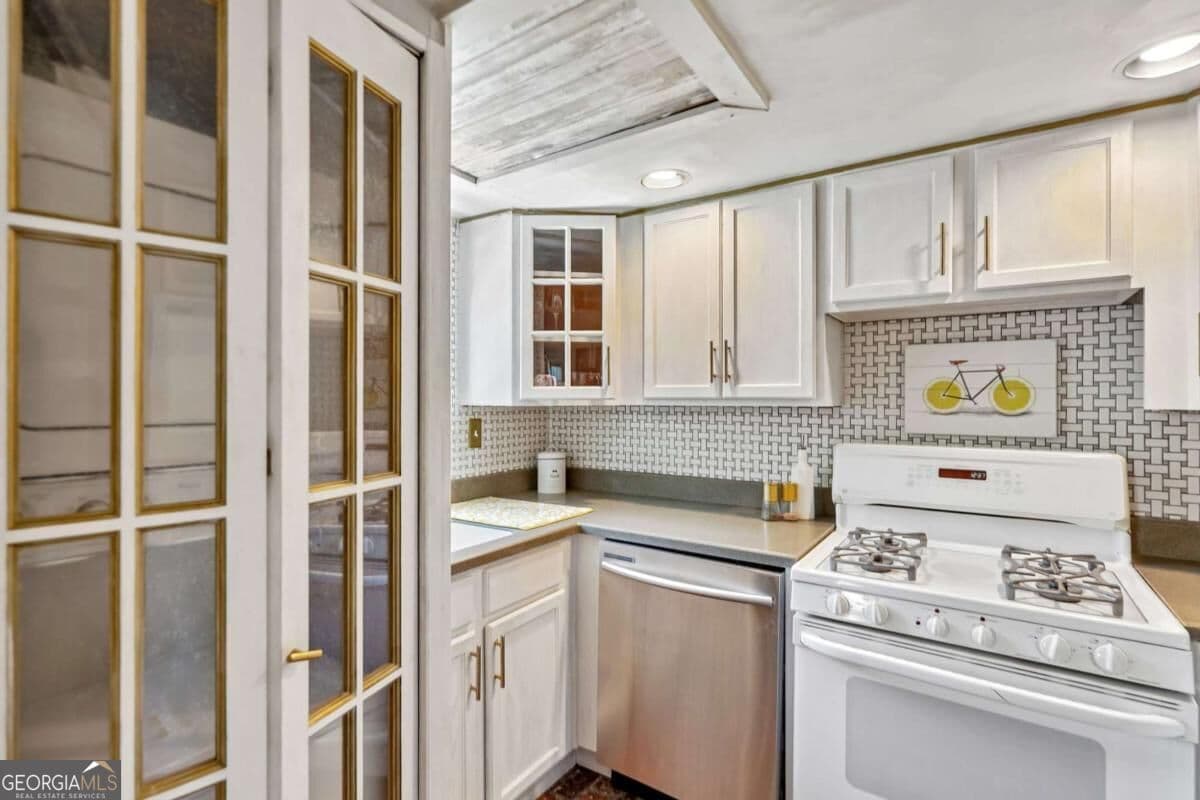 2 bedroom, 1.5 bathroom, 1,168 sq ft single family residence for sale at 284 Lakemoore Drive B, Atlanta, GA 30342 — photo 8