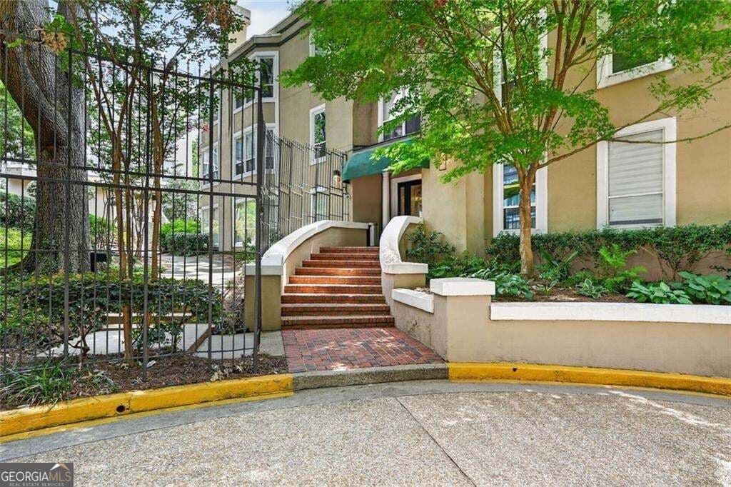 2 bedroom, 2 bathroom, 1,168 sq ft condominium for sale at 244 13th Street 201, Atlanta, GA 30309 — photo 2