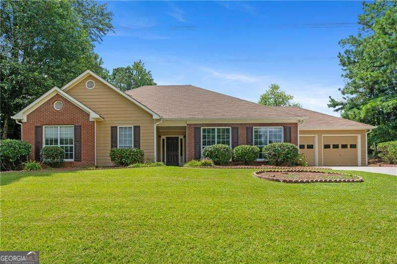 4 bedroom, 2 bathroom, 1,825 sq ft single family residence for rent at 6375 Seymour Place, Acworth, GA 30101 for $2,500 a month