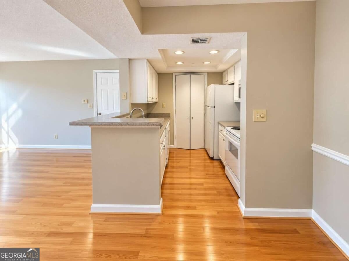 1 bedroom, 1 bathroom condominium for rent at 2037 Chastain Park Court, Atlanta, GA 30342 for $1,679 a month — photo 3