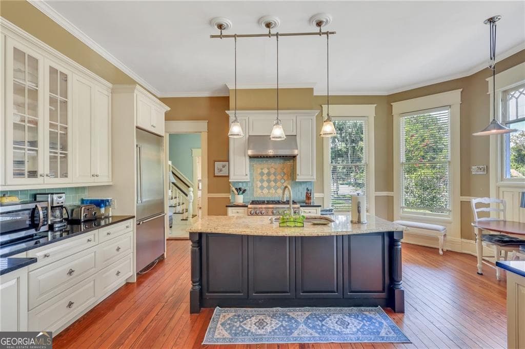 4 bedroom, 4.5 bathroom, 4,498 sq ft single family residence for sale at 827 Union Street, Brunswick, GA 31520 — photo 3