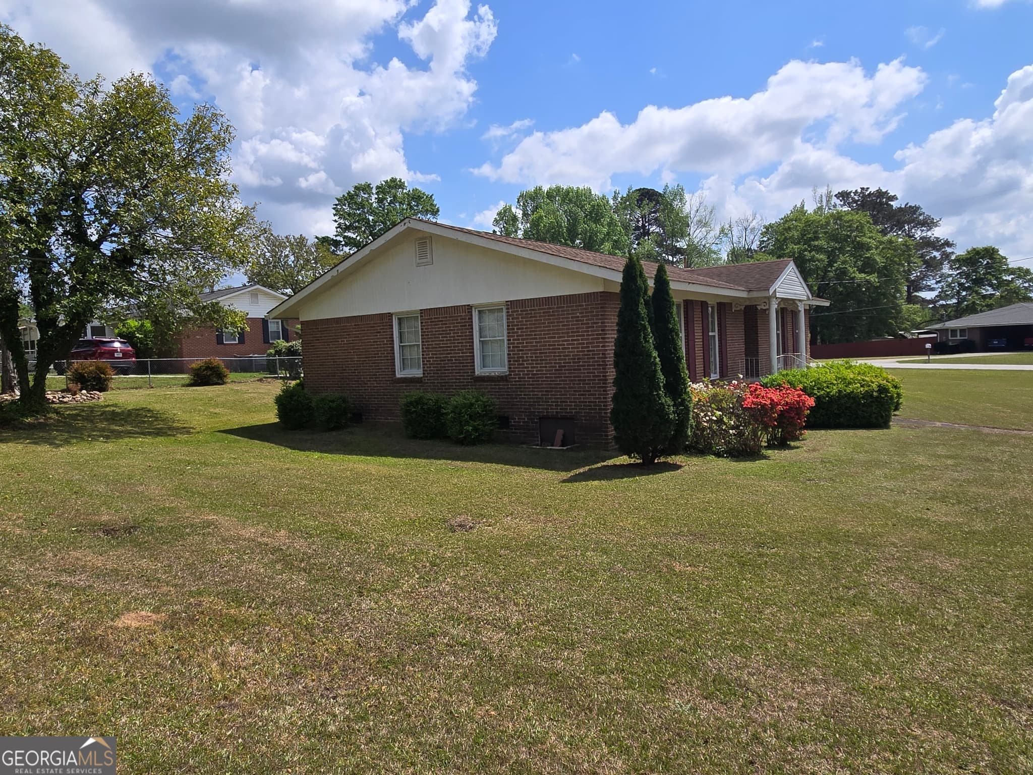 3 bedroom, 2 bathroom, 1,972 sq ft single family residence for sale at 101 Skyline Drive, Barnesville, GA 30204 — photo 6