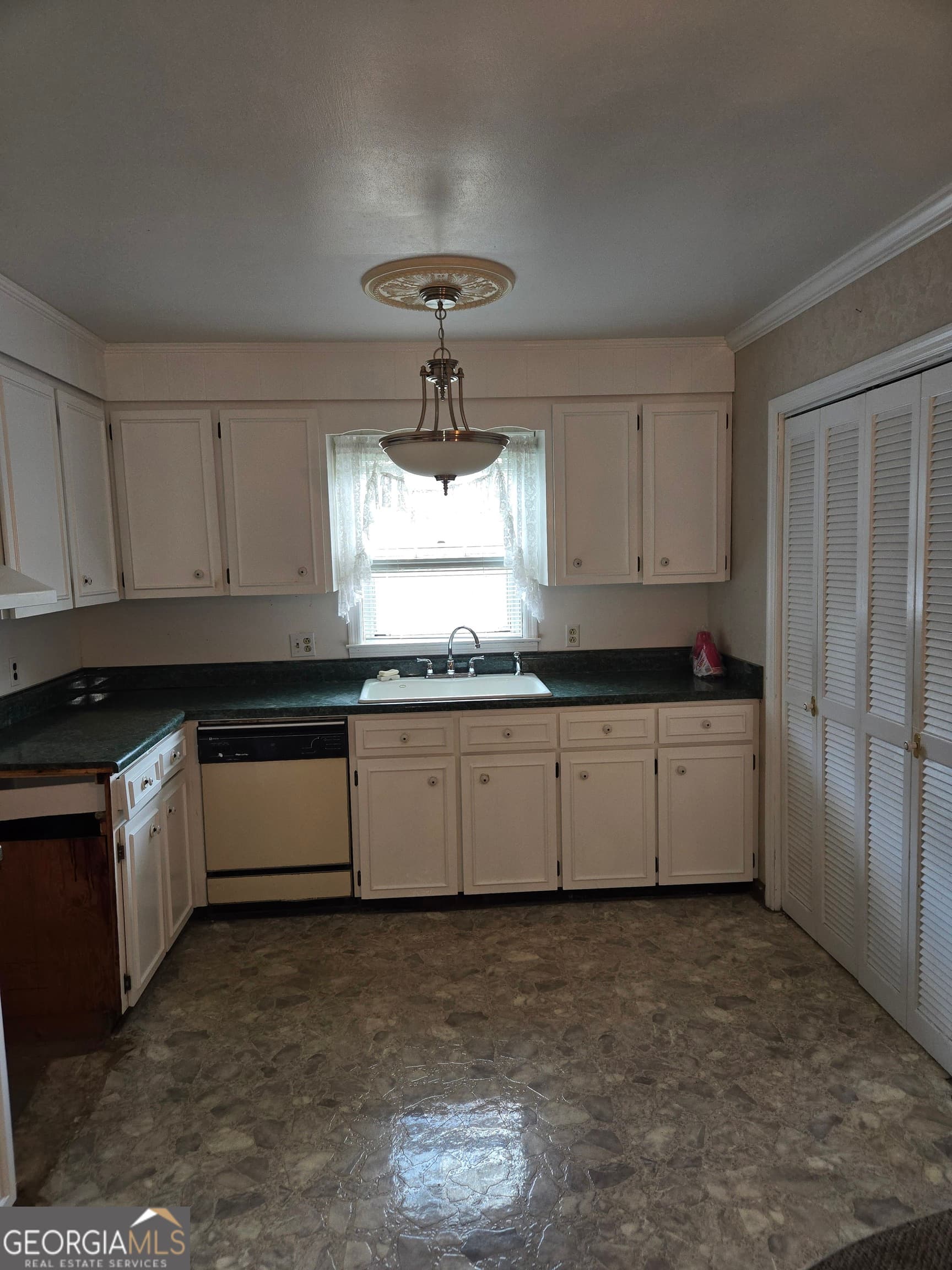 3 bedroom, 2 bathroom, 1,972 sq ft single family residence for sale at 101 Skyline Drive, Barnesville, GA 30204 — photo 7