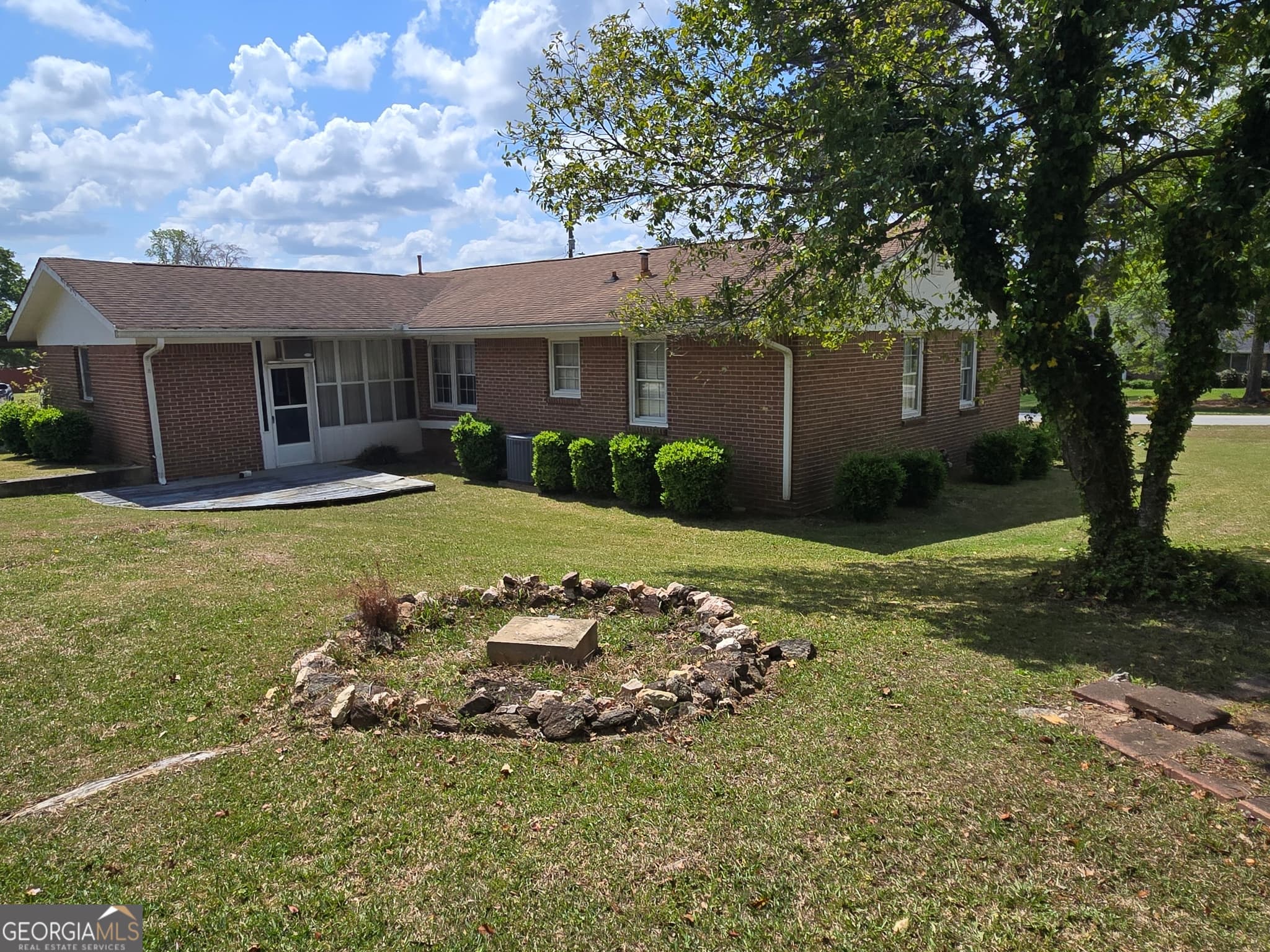3 bedroom, 2 bathroom, 1,972 sq ft single family residence for sale at 101 Skyline Drive, Barnesville, GA 30204 — photo 5
