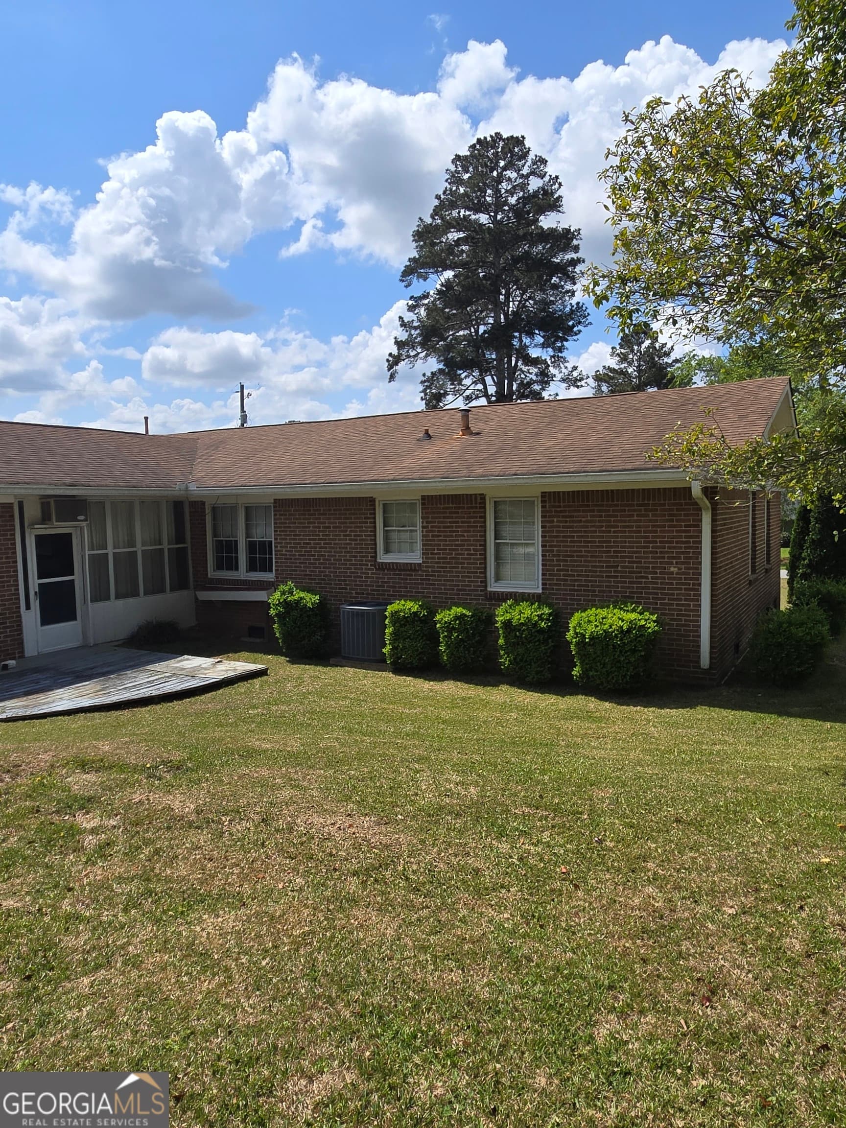 3 bedroom, 2 bathroom, 1,972 sq ft single family residence for sale at 101 Skyline Drive, Barnesville, GA 30204 — photo 4