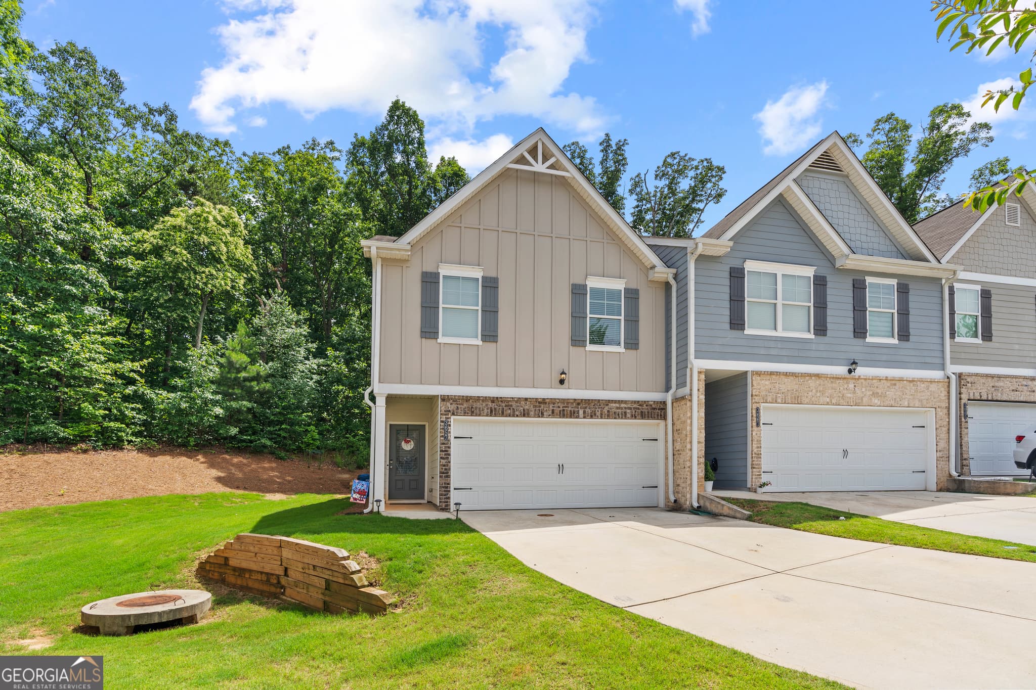 3 bedroom, 2.5 bathroom, 1,600 sq ft townhouse for sale at 3657 Abbey Way, Gainesville, GA 30507 — photo 2