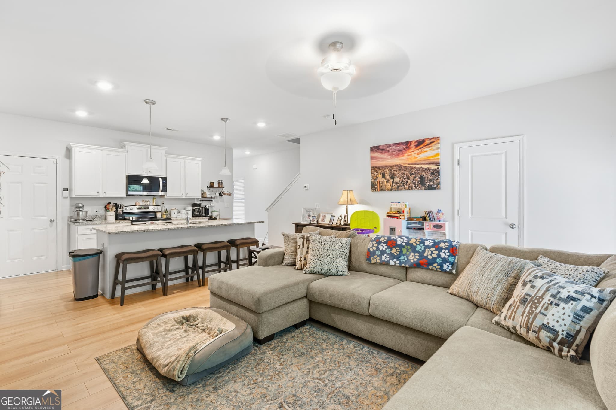 3 bedroom, 2.5 bathroom, 1,600 sq ft townhouse for sale at 3657 Abbey Way, Gainesville, GA 30507 — photo 6