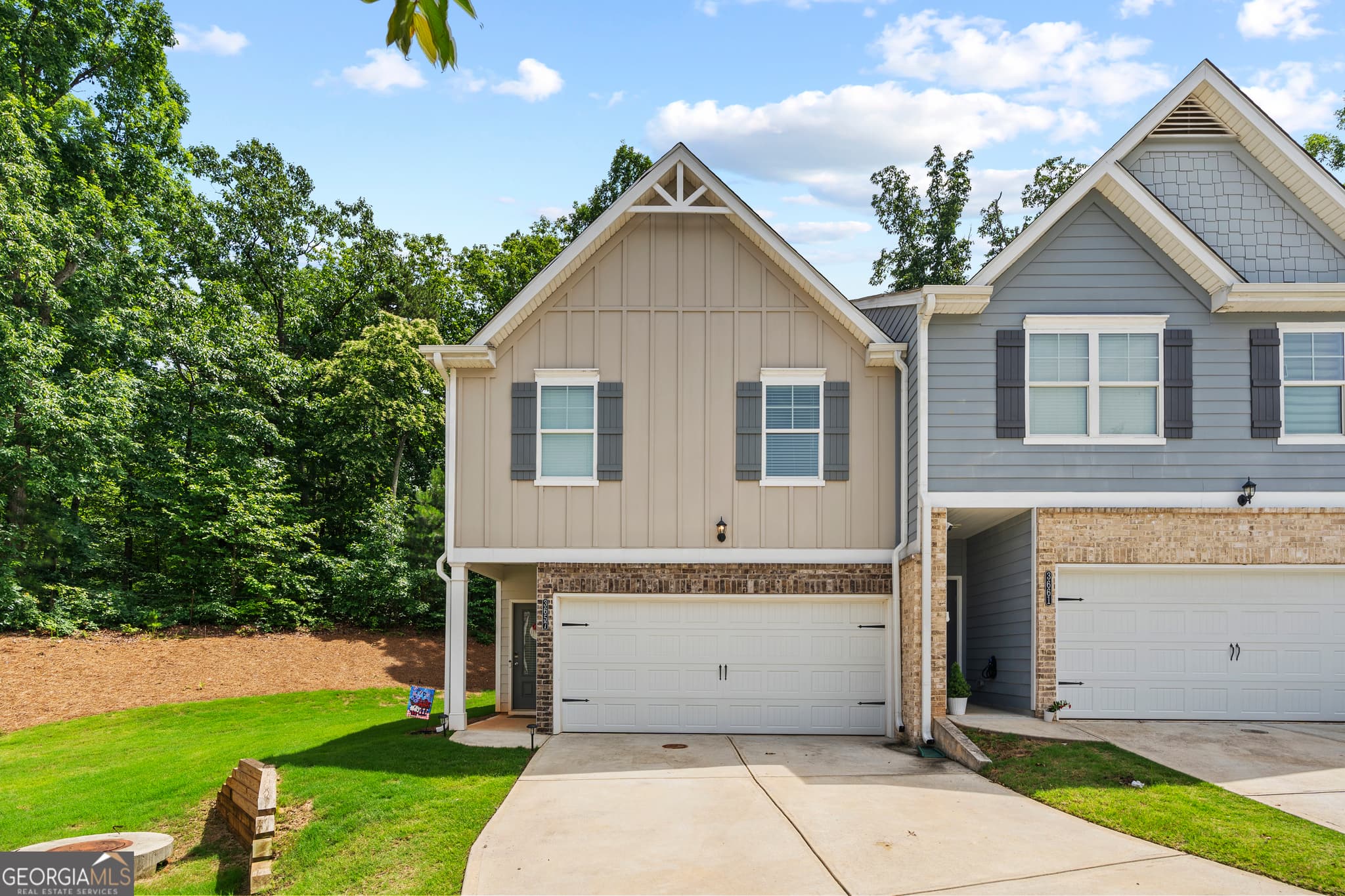 3 bedroom, 2.5 bathroom, 1,600 sq ft townhouse for sale at 3657 Abbey Way, Gainesville, GA 30507 — photo 1 of 25