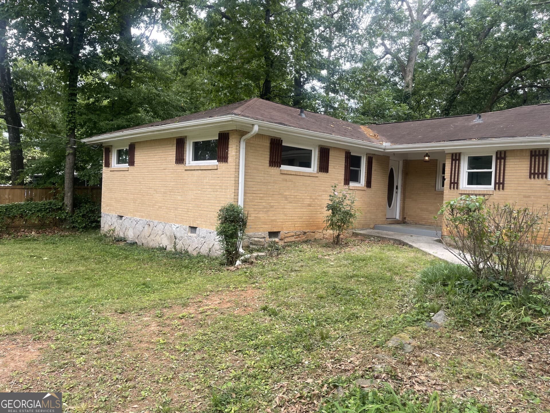 4 bedroom, 2 bathroom, 1,616 sq ft single family residence for sale at 1321 SNAPFINGER Road, Decatur, GA 30032 — photo 1 of 14