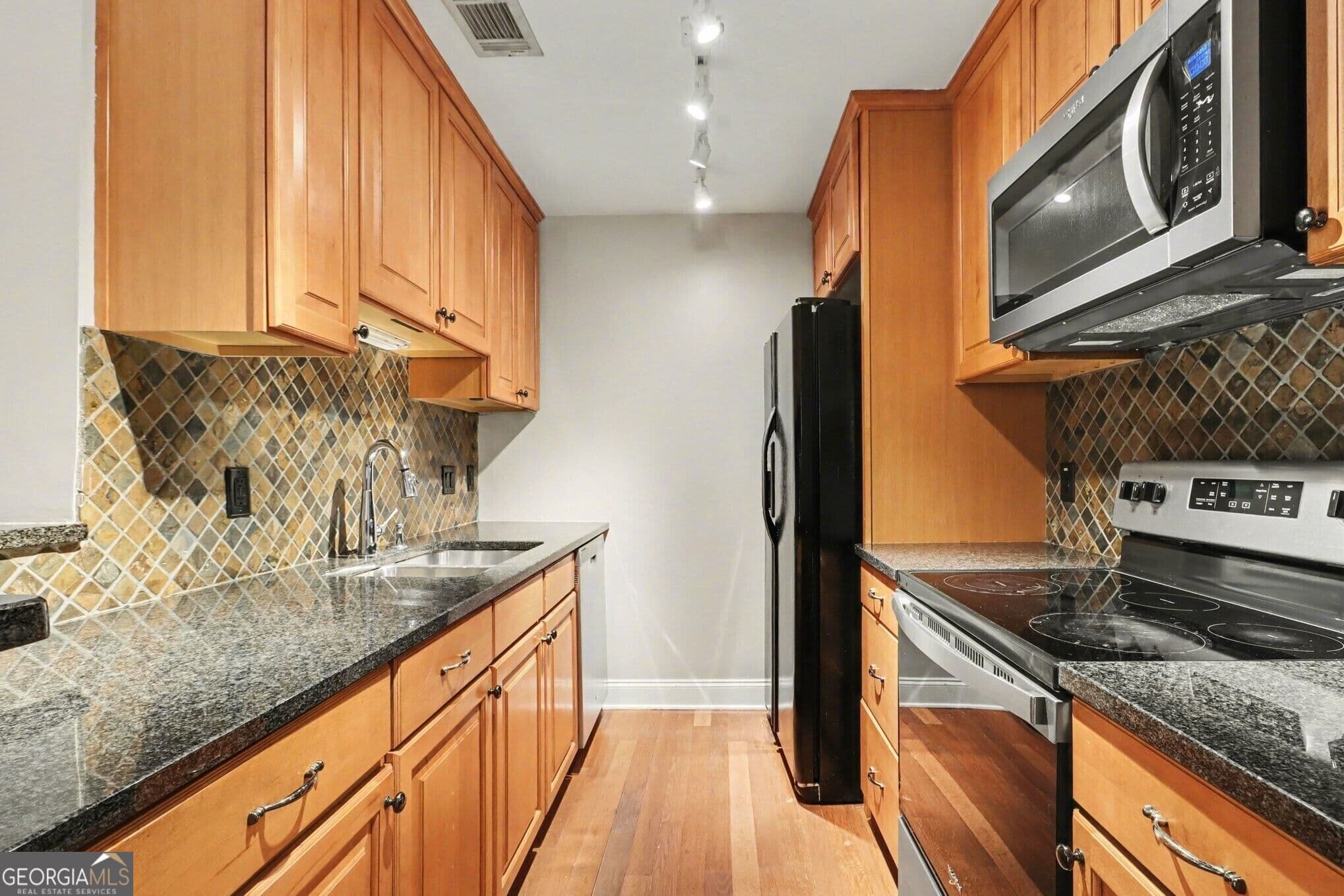 2 bedroom, 2 bathroom, 1,249 sq ft condominium for sale at 1202 Pine Heights Drive, Atlanta, GA 30324 — photo 3