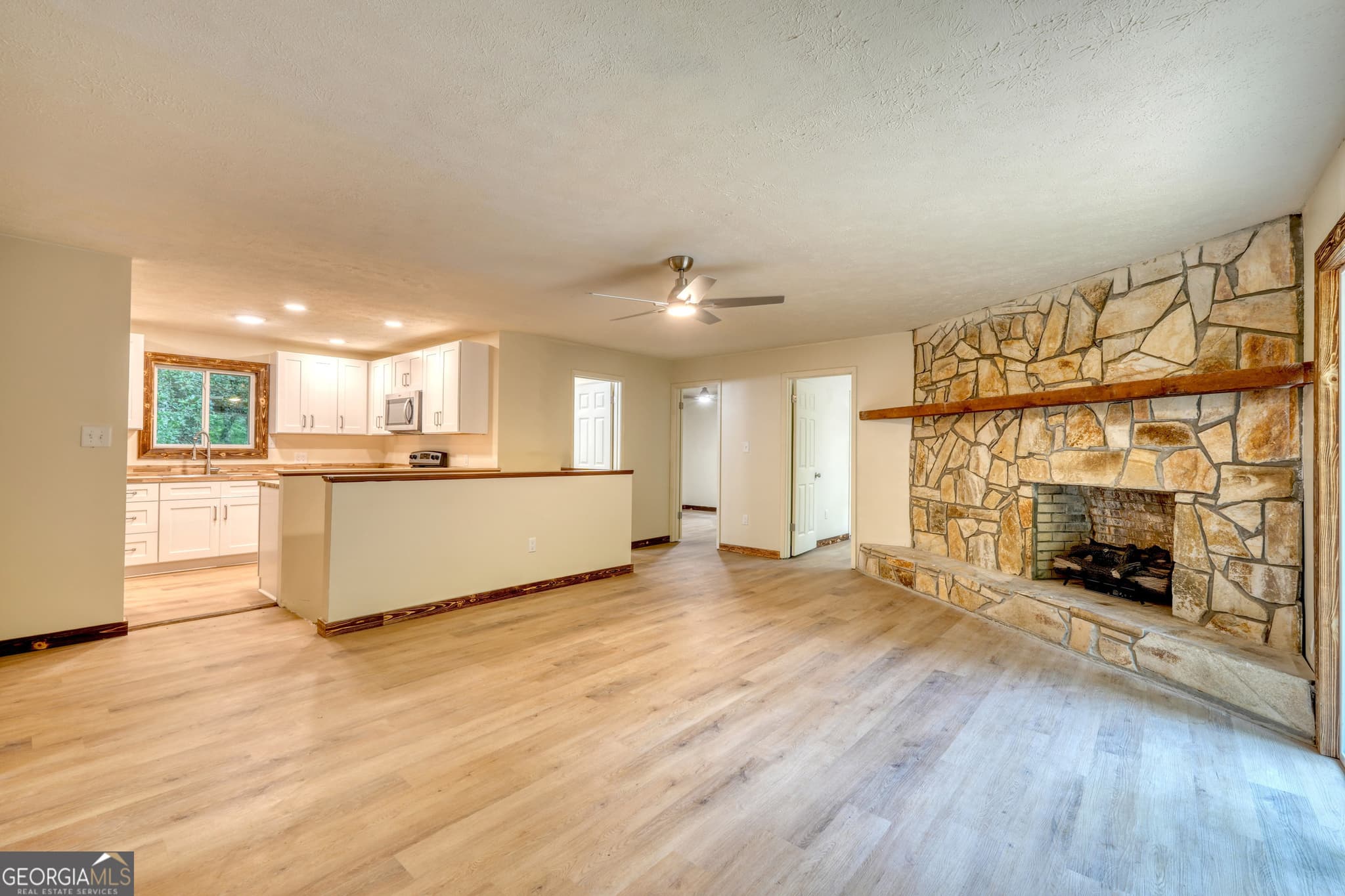 5 bedroom, 3 bathroom, 2,328 sq ft cabin,single family residence for sale at 198 Big Rock Drive, Hayesville, NC 28904 — photo 2