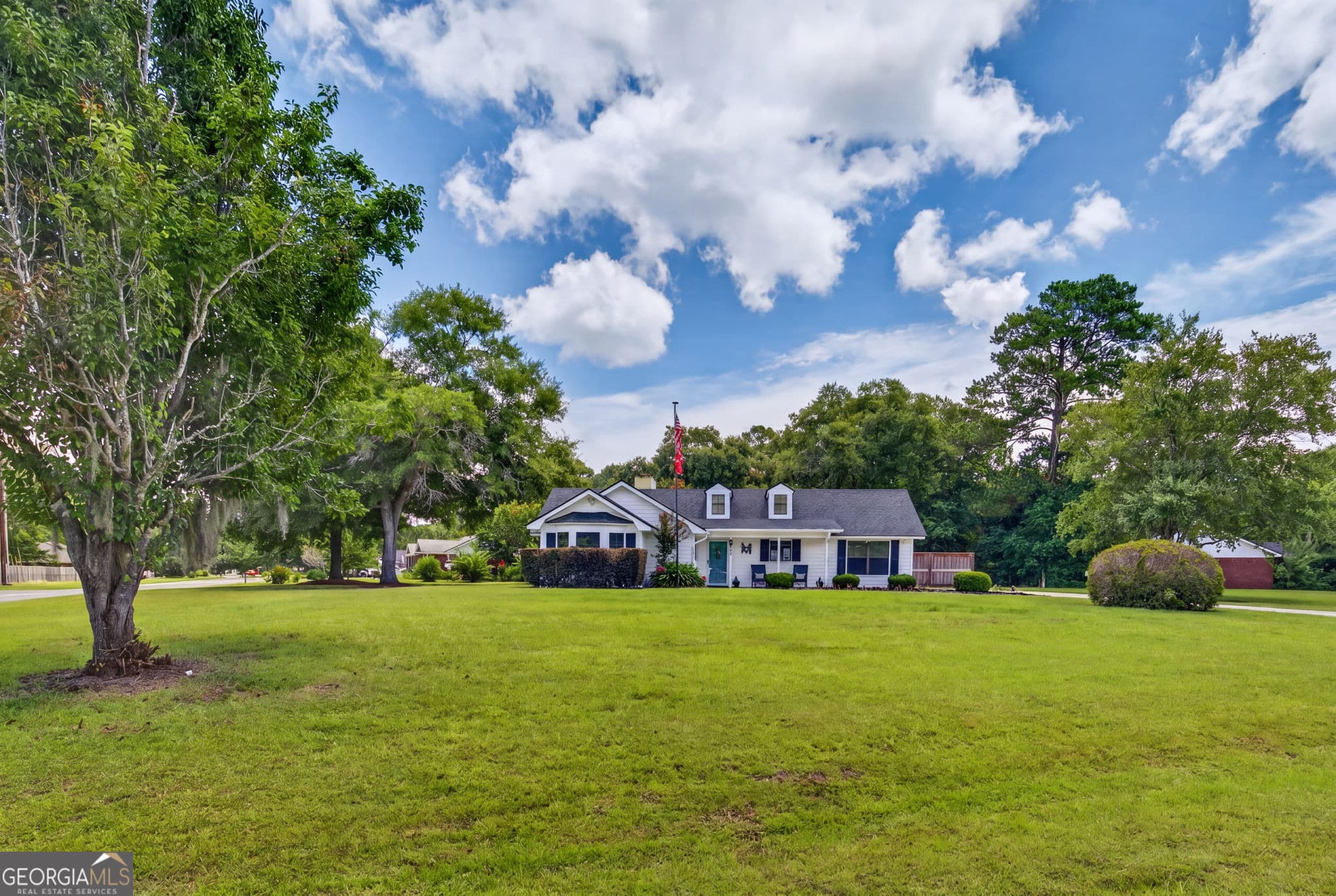 3 bedroom, 2 bathroom, 1,620 sq ft single family residence for sale at 385 Lemans Drive, Bloomingdale, GA 31302 — photo 2