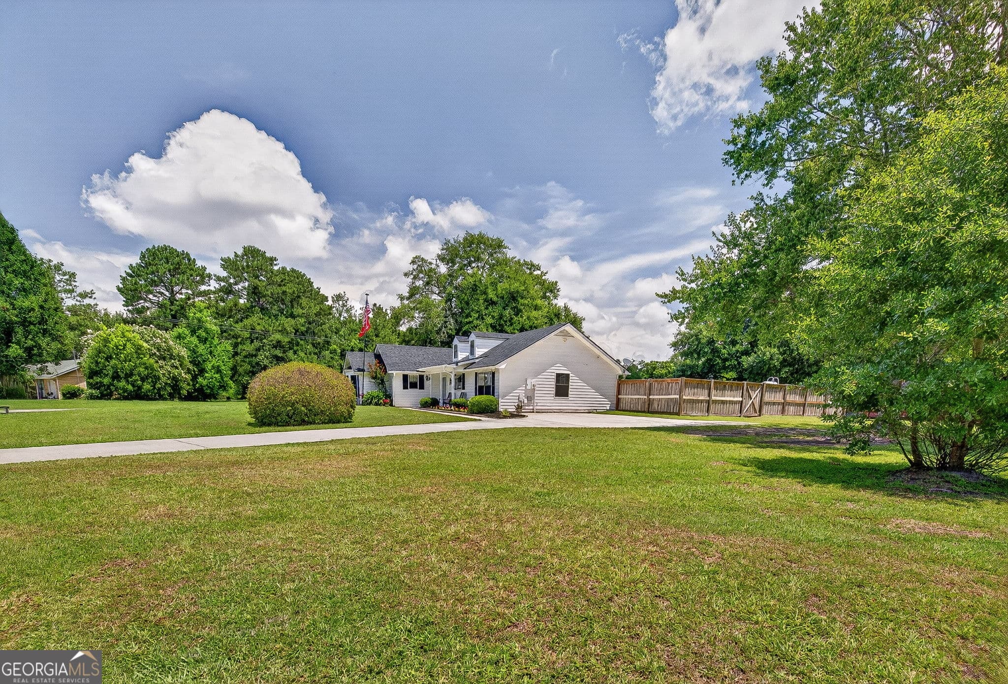 3 bedroom, 2 bathroom, 1,620 sq ft single family residence for sale at 385 Lemans Drive, Bloomingdale, GA 31302 — photo 8
