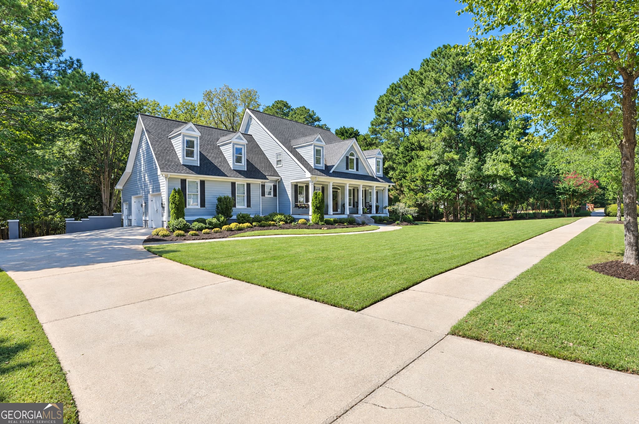 5 bedroom, 4.5 bathroom, 5,320 sq ft single family residence for sale at 125 Coventry Court, Fayetteville, GA 30215 — photo 3