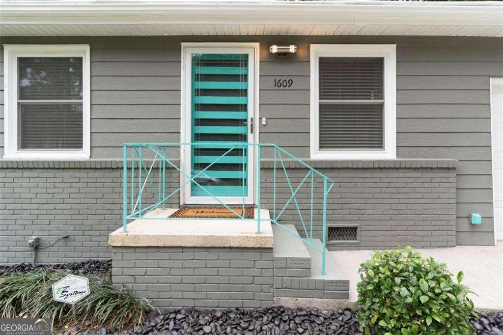 3 bedroom, 2 bathroom, 1,524 sq ft single family residence for sale at 1609 Bridgeport Drive, Atlanta, GA 30318 — photo 4