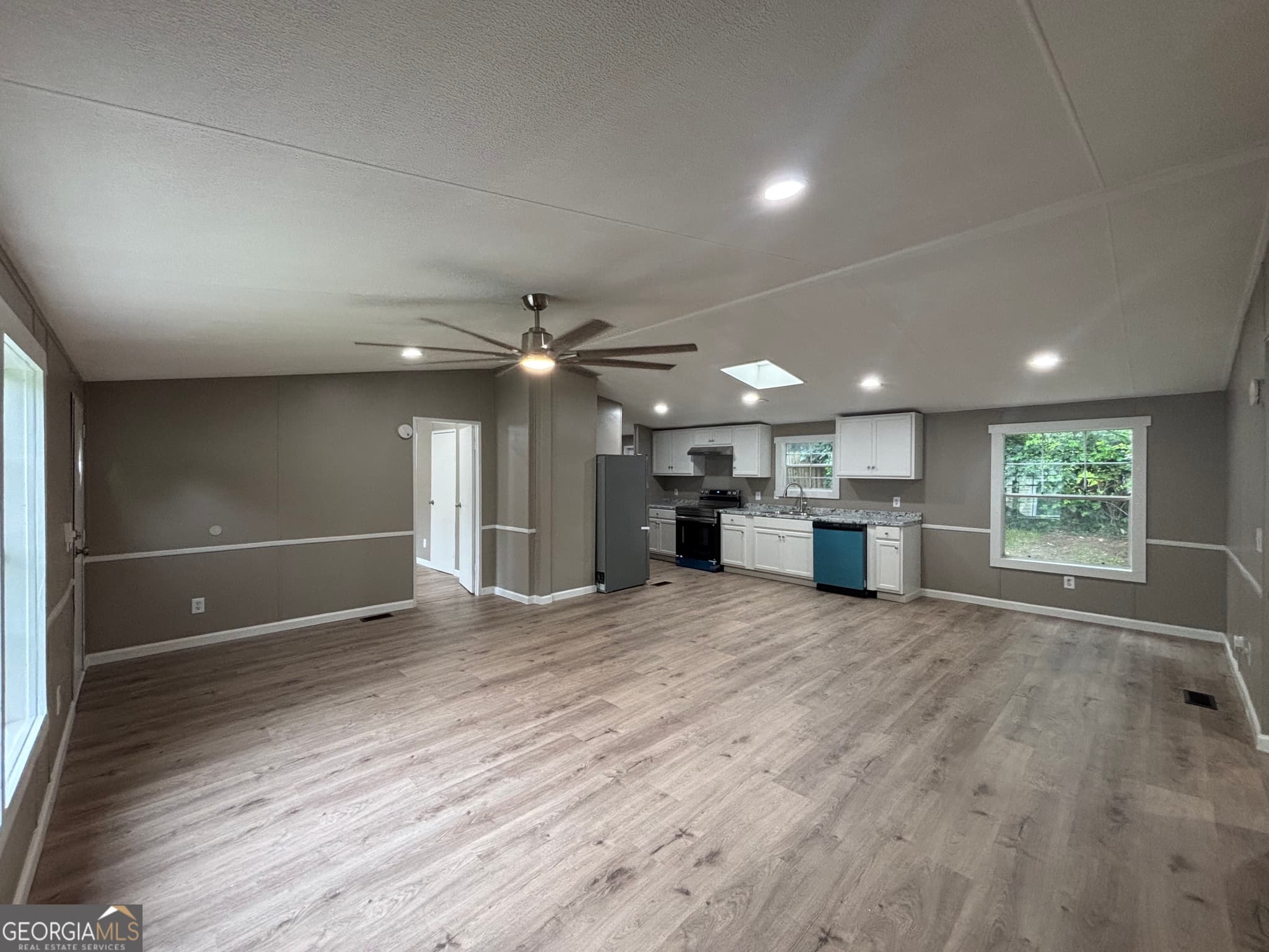 3 bedroom, 2 bathroom, 1,650 sq ft manufactured home,single family residence for sale at 225 Stratford Drive, Hampton, GA 30228 — photo 4