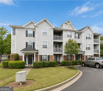 2 bedroom, 2 bathroom, 1,293 sq ft condominium for sale at 812 Vinings Forest Lane, Smyrna, GA 30080 — photo 2