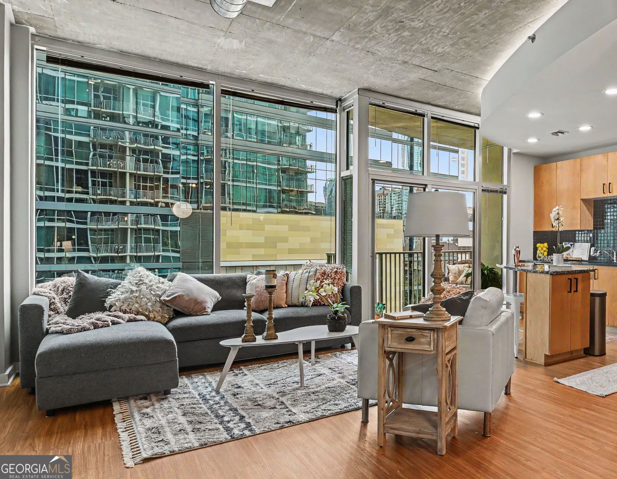 1 bedroom, 1 bathroom, 754 sq ft condominium for sale at 923 Peachtree Street 825, Atlanta, GA 30309 — photo 2