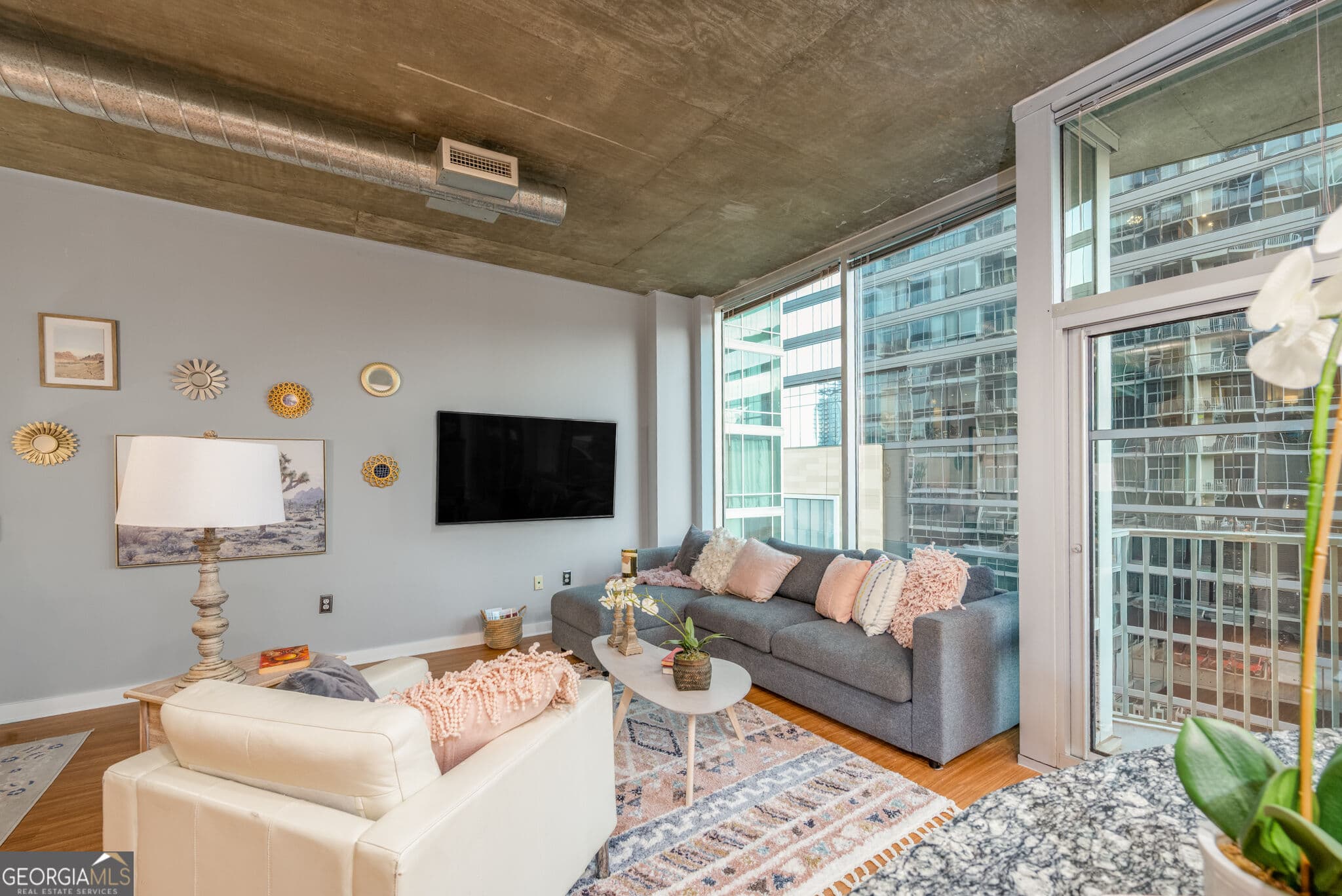 1 bedroom, 1 bathroom, 754 sq ft condominium for sale at 923 Peachtree Street 825, Atlanta, GA 30309 — photo 3