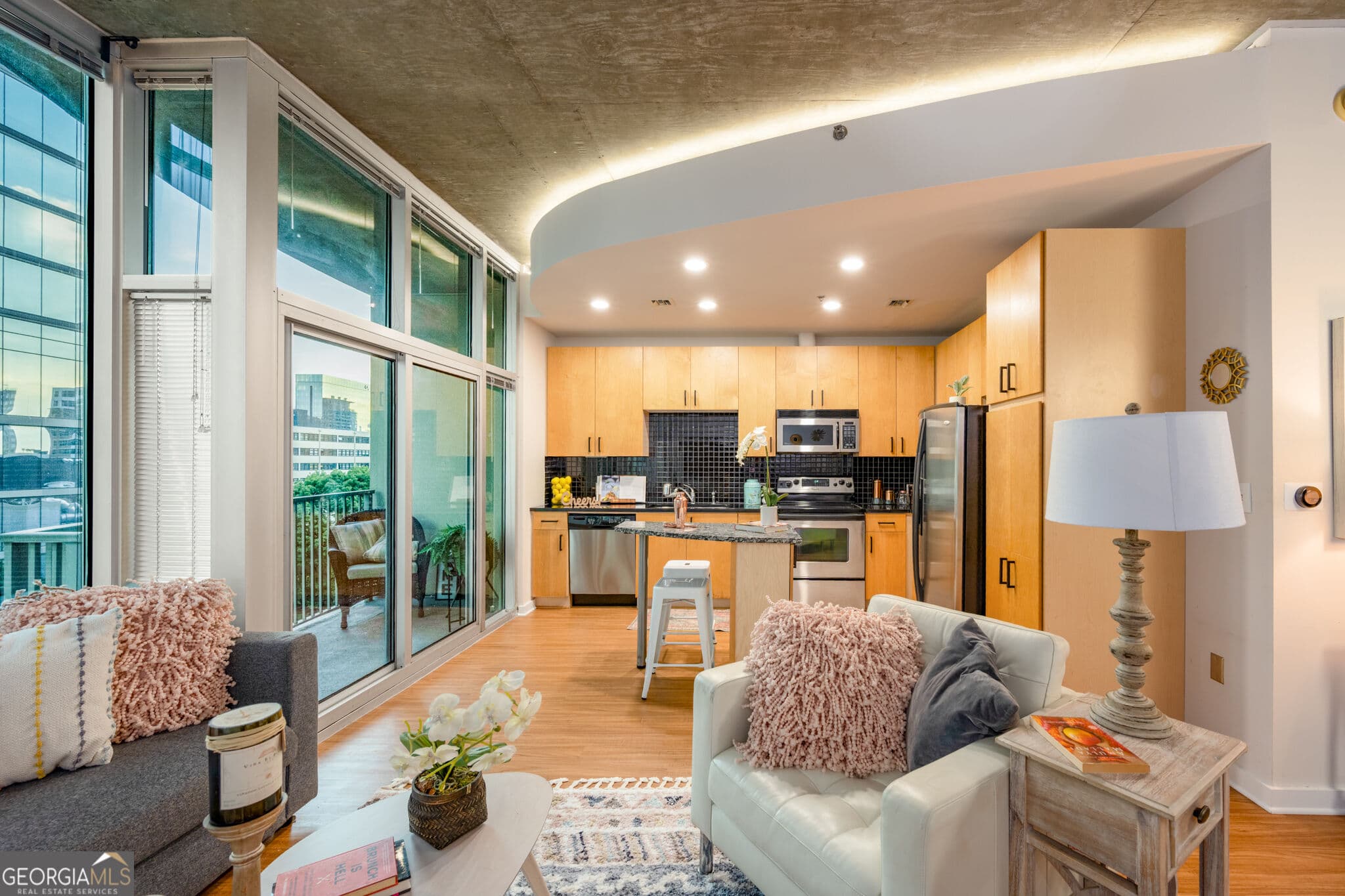 1 bedroom, 1 bathroom, 754 sq ft condominium for sale at 923 Peachtree Street 825, Atlanta, GA 30309 — photo 1 of 28